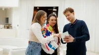 Cloud DevOps Engineer Administrator | Studia podyplomowe w Opolu | Uniwersytet WSB Merito Opole: Główna grafika: Opole - studia podyplomowe -Cloud DevOps Engineer Administrator - uczestnicy studiów podyplomowych analizują treści z tableta 