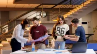 Psychologia i komunikacja w biznesie | Studia I stopnia w Opolu | Uniwersytet WSB Merito Opole: Główna grafika: Opole - studia I stopnia licencjackie - Zarządzanie: Psychologia i komunikacja w biznesie -  studenci analizują wspólnie notatki