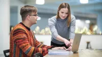 Projektowanie i rozwój nowoczesnych aplikacji SAP FIORI | Studia podyplomowe w Opolu | Uniwersytet WSB Merito Opole: Główna grafika: Opole - studia podyplomowe-Projektowanie i rozwój nowoczesnych aplikacji SAP FIORI  - uczestnicy studiów podyplomowychanalizują treści z laptopa
