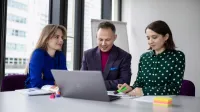 Analiza Transakcyjna w Organizacji | Studia podyplomowe w Opolu | Uniwersytet WSB Merito Opole: Główna grafika: Opole - studia podyplomowe -Analiza Transakcyjna w Organizacjach - uczestnicy studiów podyplomowych analizują wspólnie treści na otwartym laptopie