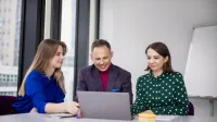 Projektowanie i rozwój nowoczesnych aplikacji SAP FIORI | Studia podyplomowe w Opolu | Uniwersytet WSB Merito Opole: Główna grafika: Opole - studia podyplomowe - uczestnicy studiów podyplomowych siedzą i analizują treści z laptopa