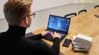 Projektowanie i rozwój nowoczesnych aplikacji SAP FIORI | Studia podyplomowe w Opolu | Uniwersytet WSB Merito Opole: Główna grafika: Opole - studia podyplomowe-Projektowanie i rozwój nowoczesnych aplikacji SAP FIORI  - uczestnik studiów podyplomowych pracuje na laptopie