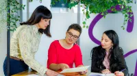 Budowa i utrzymanie aplikacji no-code | Uniwersytet WSB Merito Opole: Główna grafika: Opole - studia podyplomowe -Budowanie i utrzymanie aplikacji no-code - uczestnicy studiów podyplomowych analizują tresci notatkowe
