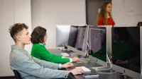 Cyberbezpieczeństwo | Studia I stopnia w Opolu | Uniwersytet WSB Merito Opole: Główna grafika: Opole - studia inżynierskie - Informatyka - Cyberbezpieczeństwo - studenci pracują na komputerach w sali informatycznej