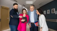 Architekt rozwiązań IT w chmurze obliczeniowej | Studia podyplomowe w Opolu | Uniwersytet WSB Merito Opole: Główna grafika: Opole - studia podyplomowe - uczestnicy analizują treści z tableta