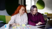 Sztuczna inteligencja (AI) z elementami cyberpsychologii | Studia podyplomowe w Opolu | Uniwersytet WSB Merito Opole: Główna grafika: Opole - studia podyplomowe -Sztuczna inteligencja (AI) z elementami cyberpsychologii - uczestniczki studiów podyplomowych analizują wspólnie notatki 