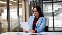 Sztuczna inteligencja (AI) z elementami cyberpsychologii | Studia podyplomowe w Opolu | Uniwersytet WSB Merito Opole: Główna grafika: Opole - studia podyplomowe -Sztuczna inteligencja (AI) z elementami cyberpsychologii - uczestniczka studiów podyplomowych czyta treści z kartki 