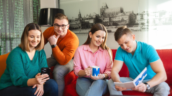 Media i komunikacja w biznesie | Studia I stopnia w Opolu | Uniwersytet WSB Merito Opole: Grupa młodych ludzi siedzi na kanapie i rozmawia