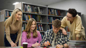 Bezpieczeństwo i higiena pracy | Studia I stopnia w Opolu | Uniwersytet WSB Merito Opole: Główna grafika: Opole - Bezpieczeństwo i higiena pracy  - grupa studentów w bibliotece