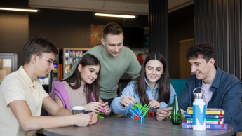 Pedagogika opiekuńczo-wychowawcza z neuropedagogiką | Studia I stopnia w Opolu | Uniwersytet WSB Merito Opole: Grupa młodych ludzi buduje klocki w ramach projektu
