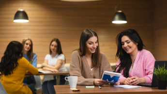 International Management | Studia II stopnia w Opolu | Uniwersytet WSB Merito Opole: Główna grafika: Opole - studia II stopnia - studentki w kawiarni, przeglądają notatki