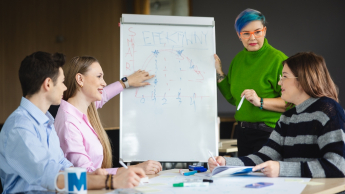 International Management | Studia II stopnia w Opolu | Uniwersytet WSB Merito Opole: Główna grafika: Opole - studia II stopnia - grupa studentów słuchająca wykładowcy