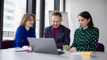 Zarządzanie zespołami rozproszonymi | Studia podyplomowe w Opolu | Uniwersytet WSB Merito Opole: Główna grafika: Opole - studia podyplomowe - Zarządzanie zespołami rozproszonymi - grupa osób korzystająca z laptopa