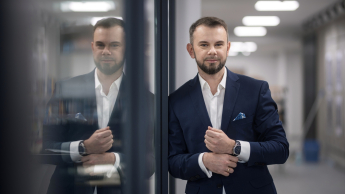 Analityk finansowy | Studia podyplomowe w Opolu | Uniwersytet WSB Merito Opole: Główna grafika: Opole - studia podyplomowe - Mężczyzna w garniturze