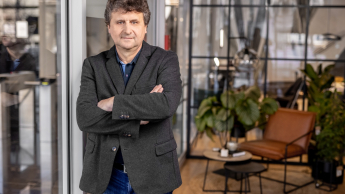 Customer Experience Management | Studia podyplomowe w Opolu | Uniwersytet WSB Merito Opole: Główna grafika: Opole - studia podyplomowe - Mężczyzna w kawiarni