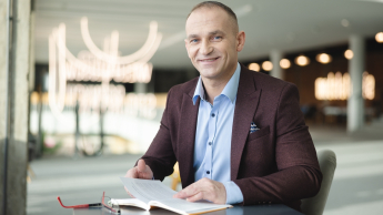 Wyniki wyszukiwania | Uniwersytet WSB Merito Opole: Główna grafika: Opole - studia podyplomowe - Przygotowanie do wykonywania zawodu nauczyciela - Mężczyzna przeglądający notatki