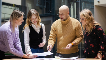 Audyt wewnętrzny i controlling | Studia podyplomowe w Opolu | Uniwersytet WSB Merito Opole: Główna grafika: Opole - studia podyplomowe - Audyt wewnętrzny i controlling - Grupa osób wspólnie pracująca nad projektem