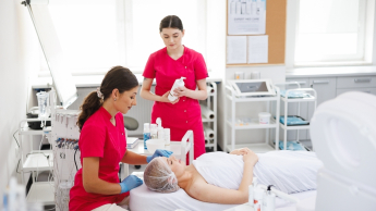Odnowa biologiczna i wellness | Studia I stopnia w Opolu | Uniwersytet WSB Merito Opole: Główna grafika: Opole - studia I stopnia - specjalność Odnowa biologiczna i wellness - Trzy studentki w laboratorium kosmetologicznym 