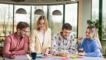 Inżynieria jakości i Lean Manufacturing | Studia I stopnia w Opolu | Uniwersytet WSB Merito Opole: Główna grafika: Opole - studia I stopnia - specjalność Inżynieria jakości i Lean Manufacturing - Grupa osób pracująca nad projektem