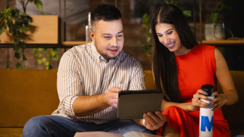 Digital marketing | Studia II stopnia w Opolu | Uniwersytet WSB Merito Opole: Główna grafika: Opole - studia II stopnia - specjalność Digital marketing -Dwie osoby patrzące w ekran tabletu