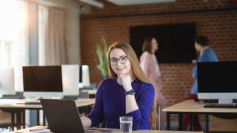 Digital Marketing Masterclass | Studia podyplomowe w Opolu | Uniwersytet WSB Merito Opole: Główna grafika: Opole - studia podyplomowe - Digital Marketing Masterclass - Kobieta korzystająca z laptopa