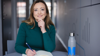 Digital Marketing Masterclass | Studia podyplomowe w Opolu | Uniwersytet WSB Merito Opole: Główna grafika: Opole - studia podyplomowe - Digital Marketing Masterclass - Kobieta zapisująca notatki