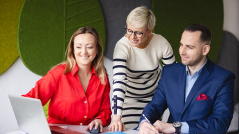 Kolegium doktorskie | Studia podyplomowe w Opolu | Uniwersytet WSB Merito Opole: Główna grafika: Opole - studia podyplomowe - Kolegium doktorskie -  Grupa osób wspólnie pracująca nad projektem