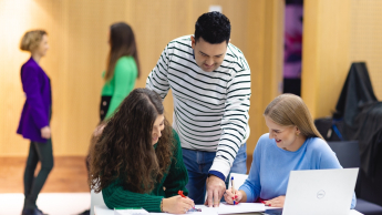 Sztuczna inteligencja i Data Science | Studia I stopnia w Opolu | Uniwersytet WSB Merito Opole: Główna grafika: Opole - studia I stopnia inżynierskie- Informatyka: Sztuczna inteligencja i Data Science - studenci analizują wspólnie treści przy biurku
