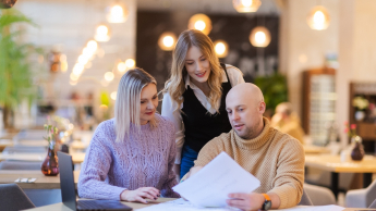 Zarządzanie i automatyzacja procesów w biznesie | Studia podyplomowe w Opolu | Uniwersytet WSB Merito Opole: Główna grafika: Opole - studia podyplomowe -Zarządzanie i automatyzacja procesów w biznesie- uczestnicy studiów podyplomowych analizują wspólnie treści