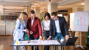 Cross-Border e-Commerce | Studia podyplomowe w Opolu | Uniwersytet WSB Merito Opole: Główna grafika: Opole - studia podyplomowe -Cross-Border e-Commerce- uczestnicy studiów podyplomowych analizują notatki  