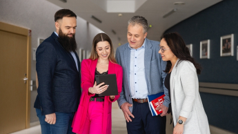 Główna grafika: Opole- studia podyplomowe - Coaching w standardzie ICF - uczestnicy studiów podyplomowych analizują treści z tableta