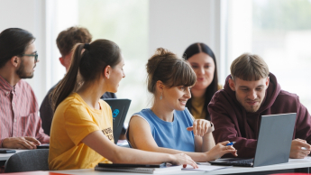 Dietetyka sportowa | Studia II stopnia w Opolu | Uniwersytet WSB Merito Opole: Główna grafika: Opole - studia II stopnia- Dietetyka: Dietetyka sportowa- studenci analizują treści z laptopa