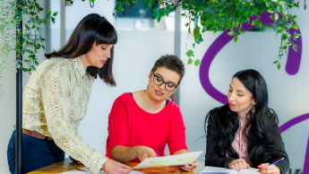 Budowa i utrzymanie aplikacji no-code | Uniwersytet WSB Merito Opole: Główna grafika: Opole - studia podyplomowe -Budowanie i utrzymanie aplikacji no-code - uczestnicy studiów podyplomowych analizują tresci notatkowe