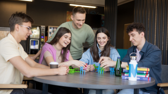 Dietetyka pediatryczna | Studia II stopnia ze studiami podyplomowymi  | Uniwersytet WSB Merito Opole: Główna grafika: Opole - studia II stopnia z podyplomowymi- Dietetyka: Dietetyka pediatryczna - uczestnicy grają w grę