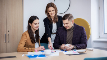 Budowa i utrzymanie aplikacji no-code | Uniwersytet WSB Merito Opole: Główna grafika: Opole - studia podyplomowe -Budowanie i utrzymanie aplikacji no-code - uczestnicy studiów podyplomowych analizują tresci notatkowe