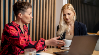 Wyniki wyszukiwania | Uniwersytet WSB Merito Opole: Główna grafika: Opole - studia podyplomowe - AI: prawo i etyka - uczestniczki studiów podyplomowych siedzą i rozmawiają, analizujać treści z laptopa