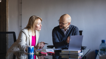 Diversity and Inclusion - Zarządzanie różnorodnością w organizacji | Uniwersytet WSB Merito Opole: Główna grafika: Opole - studia podyplomowe -Diversity and Inclusion - Zarządzanie różnorodnością w organizacji - uczestnicy studiów podyplomowych rozmawiają i analizują treści z laptopa 