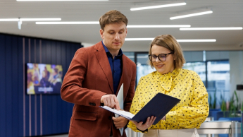 Grafika główna: Opole - studia podyplomowe - Zarządzanie jakością - uczestnicy studiów podyplomowych analizują treści z kartki