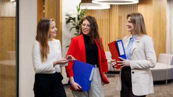 Wycena nieruchomości | Studia podyplomowe w Opolu | Uniwersytet WSB Merito Opole: Główna grafika: Opole - studia podyplomowe - Wycena nieruchomości - uczestnicy studiów podyplomowych rozmawiają wspólnie