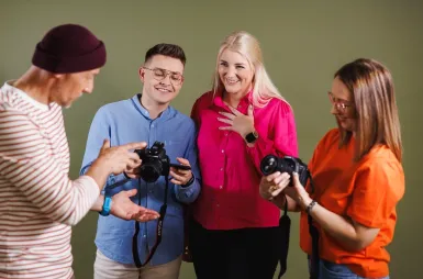 Nasz budynek | Uniwersytet WSB Merito Opole: Studenci na zajęciach fotograficznych