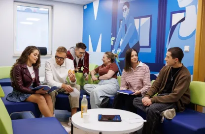 Aktualności | Uniwersytet WSB Merito Opole: Grupa znajomych odpoczywająca w strefie studenta