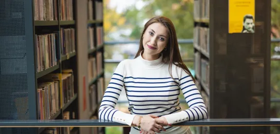 Szkolenia i kursy w Opolu | Uniwersytet WSB Merito Opole: Dziewczyna w bibliotece