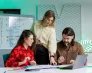 Uniwersytety WSB Merito na Impact26 | Aktualności | Uniwersytet WSB Merito Opole: Główna grafika: Opole - studia podyplomowe -Sztuczna inteligencja (AI) z elementami cyberpsychologii - uczestnicy studiów podyplomowych analizują wspólnie notatki 