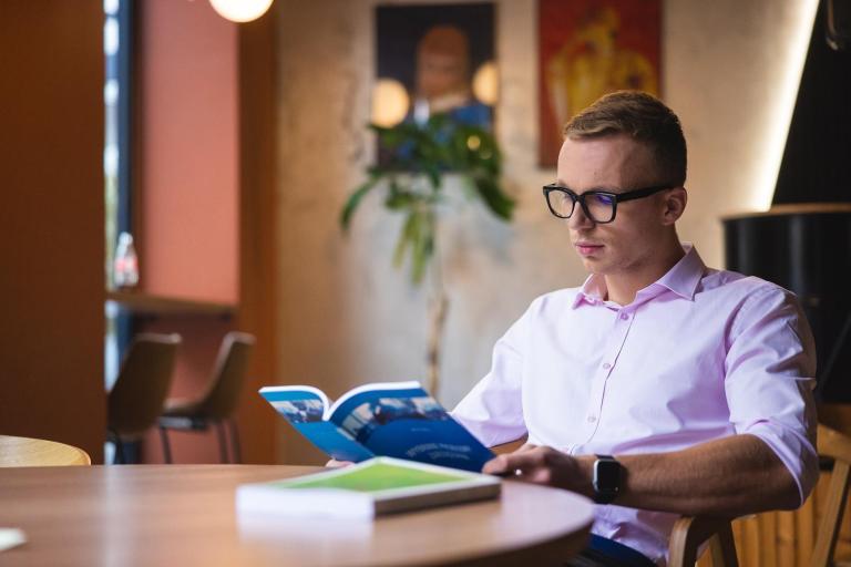Rachunkowość i sprawozdawczość finansowa | Studia II stopnia w Opolu | Uniwersytet WSB Merito Opole: na zdjęciu student czytający książkę 
