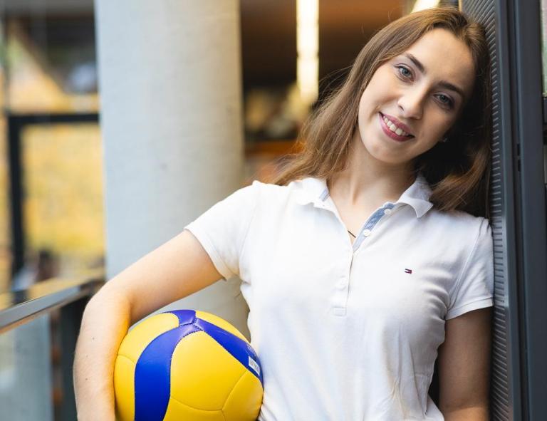 Dietetyka sportowa | Studia I stopnia w Opolu | Uniwersytet WSB Merito Opole: Studentka trzymająca piłkę do siatkówki