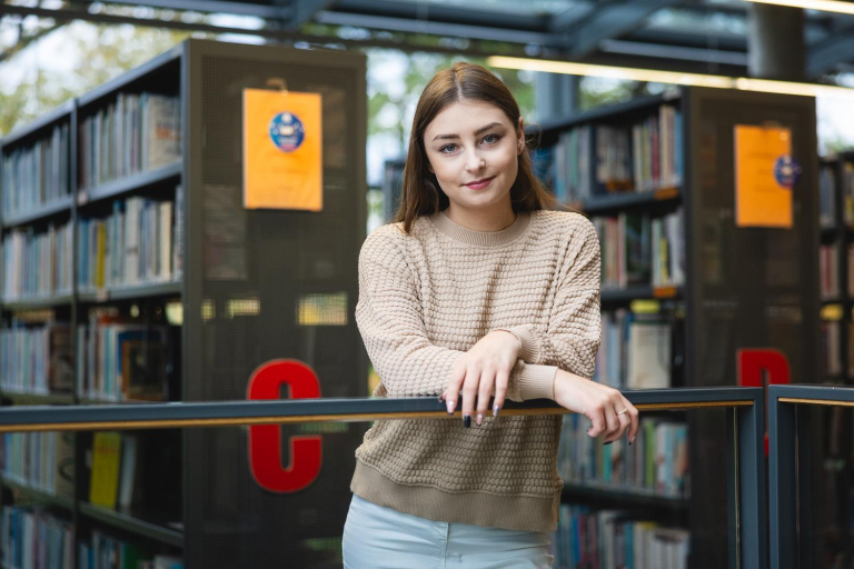Zarządzanie | Studia II stopnia w Opolu | Uniwersytet WSB Merito Opole: Dziewczyna w bibliotece