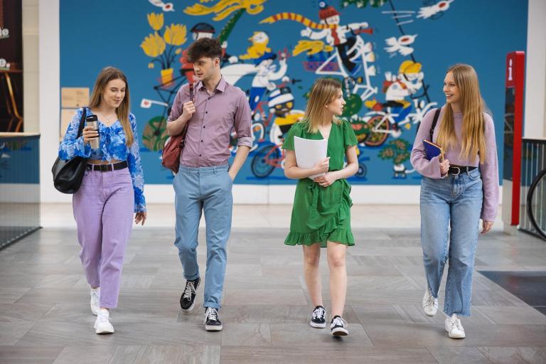 Pedagogika opiekuńczo-wychowawcza z neuropedagogiką | Studia I stopnia w Opolu | Uniwersytet WSB Merito Opole: grupa studentów idzie rozmawiając