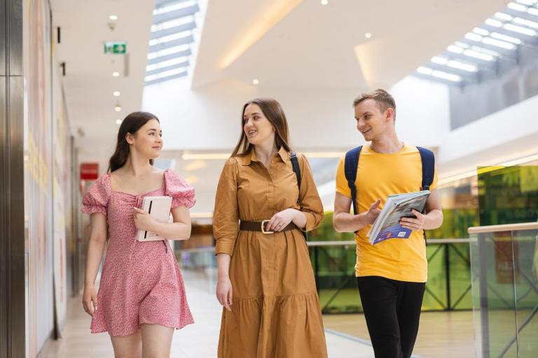 Praca z osobami niedostosowanymi społecznie z profilaktyką uzależnień | Studia I stopnia w Opolu | Uniwersytet WSB Merito Opole: na zdjęciu grupa studentów