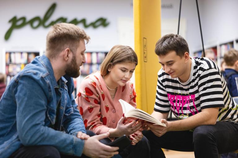 Pedagogika opiekuńczo-wychowawcza z neuropedagogiką | Studia I stopnia w Opolu | Uniwersytet WSB Merito Opole: grupa młodych ludzi rozmawia w bibliotece