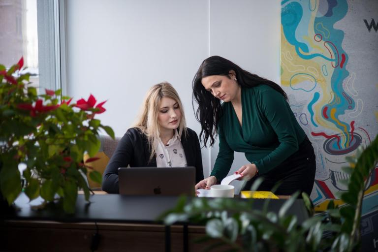Prawo w finansach | Studia I stopnia w Opolu | Uniwersytet WSB Merito Opole: Główna grafika: Opole - specjalność Prawo e-biznesu i sztucznej inteligencji, dwie studentki przed laptopem